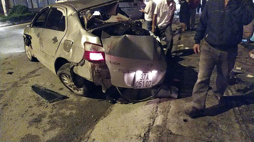 Xe ôtô con 4 chỗ hư hỏng nặng sau vụ tai nạn.(Nguồn: TTXVN phát)