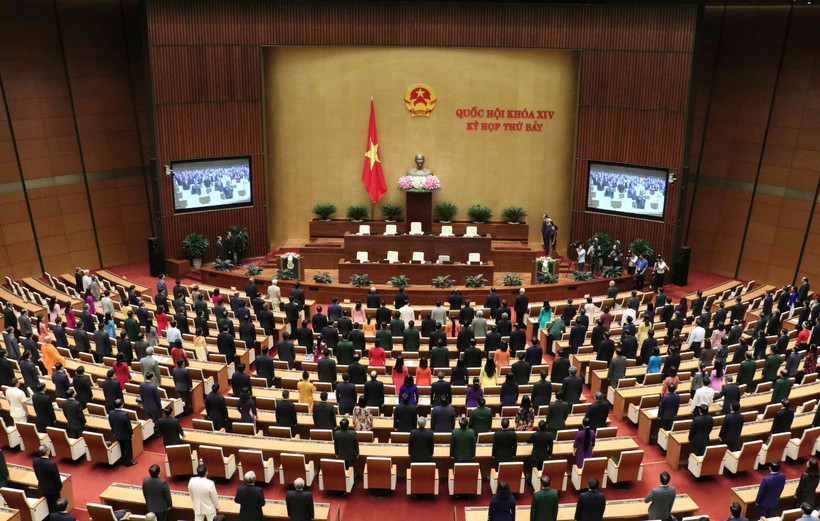 Các đại biểu Quốc hội thực hiên nghi thức chào cờ, kết thúc kỳ họp thứ bảy, Quốc hội khóa XIV. (Ảnh: Văn Điệp/TTXVN)