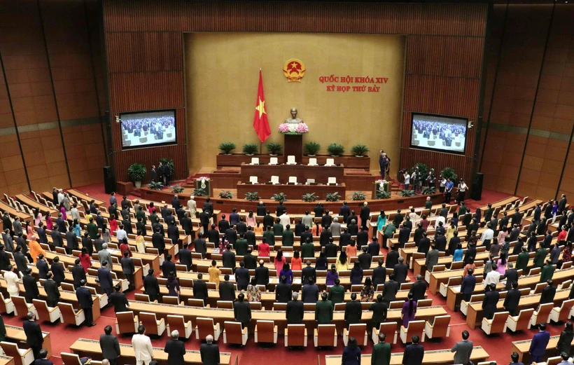 Các đại biểu Quốc hội thực hiên nghi thức chào cờ, kết thúc kỳ họp thứ bảy, Quốc hội khóa XIV. (Ảnh: Văn Điệp/TTXVN)