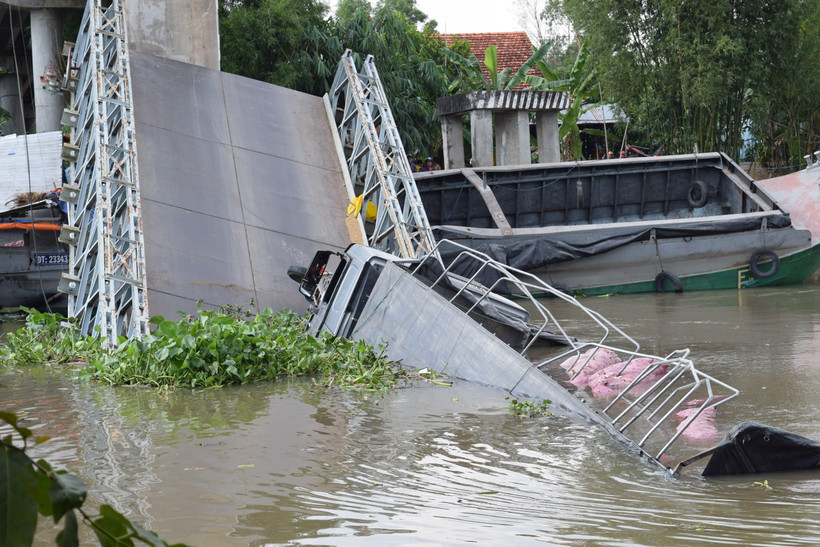 Hiện trường cầu Tân Nghĩa (huyện Cao Lãnh, tỉnh Đồng Tháp) bị sập nhịp giữa. (Ảnh: Chương Đài/ TTXVN)