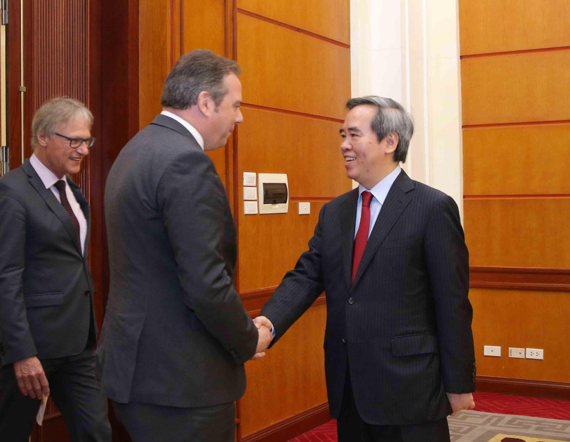 Ông Nguyễn Văn Bình, Ủy viên Bộ Chính trị, Bí thư Trung ương Đảng, Trưởng ban Kinh tế Trung ương tiếp Đoàn Ủy ban Ngân sách Quốc hội Đức do ông Andreas Mattfeldt, Nghị sỹ Liên minh Đảng cầm quyền CDU/CSU làm trưởng đoàn. (Ảnh: Phương Hoa/TTXVN)