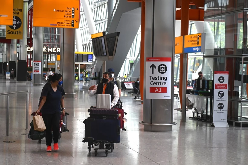 Hành khách tại sân bay Heathrow ở London (Anh). (Ảnh: AFP/TTXVN)