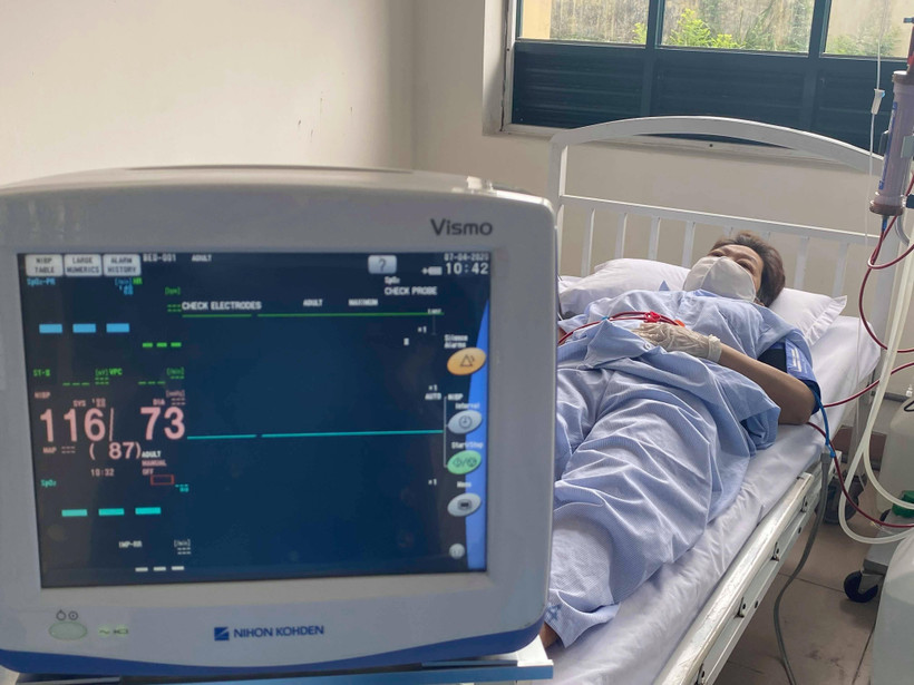 Một trong những bệnh nhân đầu tiên được lọc máu tại Khu cách ly tập trung quận 2 . (Ảnh: Đinh Hằng/TTXVN)