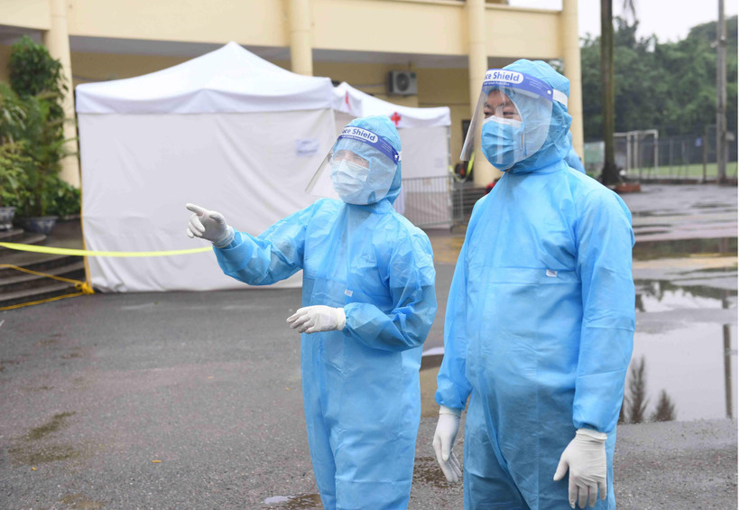 Nhân viên y tế Hà Nội được trang bị bảo hộ chuẩn theo quy định. (Ảnh: Minh Quyết/TTXVN)