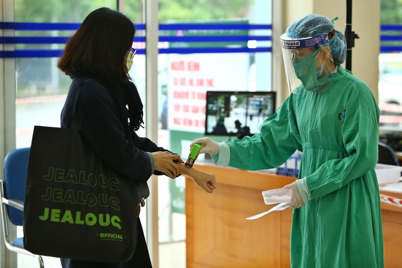 Công tác phân luồng, khám sàng lọc ban đầu tại Bệnh viện K. (Ảnh: Minh Quyết/TTXVN)