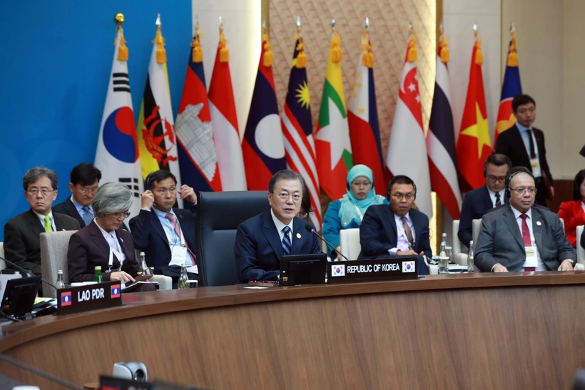 Tổng thống Hàn Quốc Moon Jae-in (giữa) phát biểu tại phiên họp thứ nhất Hội nghị Cấp cao đặc biệt ASEAN-Hàn Quốc ở thành phố cảng Busan ngày 26/11. (Nguồn: Yonhap/TTXVN)
