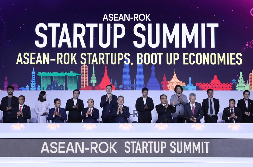 Thủ tướng Nguyễn Xuân Phúc cùng Tổng thống Hàn Quốc Moon Jae-in và các Trưởng đoàn các nước ASEAN chụp ảnh chung với doanh nghiệp trẻ từ các nước ASEAN tại lễ khởi động.(Thống Nhất/TTXVN)