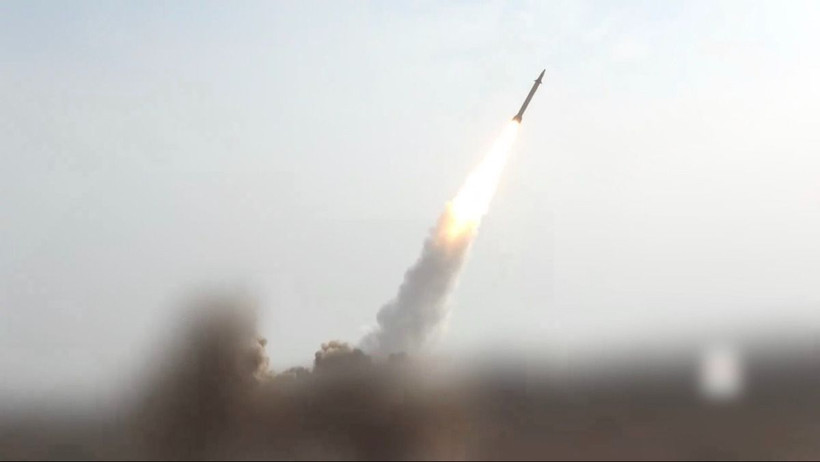 Một tên lửa do lực lượng Houthi phóng từ Yemen. (Ảnh: THX/TTXVN)