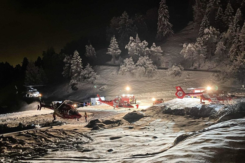 Trực thăng cứu hộ tìm kiếm nạn nhân mất tích trong vụ lở tuyết tại núi Matterhorn (Thụy Sĩ) ngày 10/3/2024. (Ảnh: AFP/TTXVN)