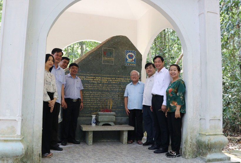 Các đại biểu tham quan, thắp hương tại Nhà bia tưởng niệm của Thông tấn xã Giải phóng. (Ảnh: Lê Xuân/TTXVN)