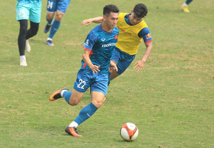 Tiền đạo Tiến Linh và đồng đội tích cực tập luyện vào buổi sáng dưới thời tiết nắng nóng theo sự chỉ đạo từ ông Troussier. (Ảnh: PV/Vietnam+)