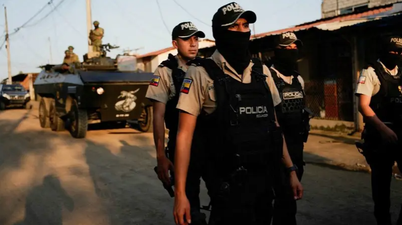 Cảnh sát tham gia một hoạt động cùng quân đội ở Guayaquil (Ecuador) ngày 26/3/2024. (Nguồn: Reuters/Alarabiya News)