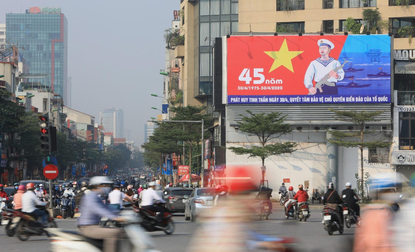 Băng rôn, khẩu hiệu trang trí trên đường phố Hà Nội mừng kỷ niệm 45 năm ngày giải phóng miền Nam, thống nhất đất nước. (Ảnh: Thành Đạt/TTXVN)