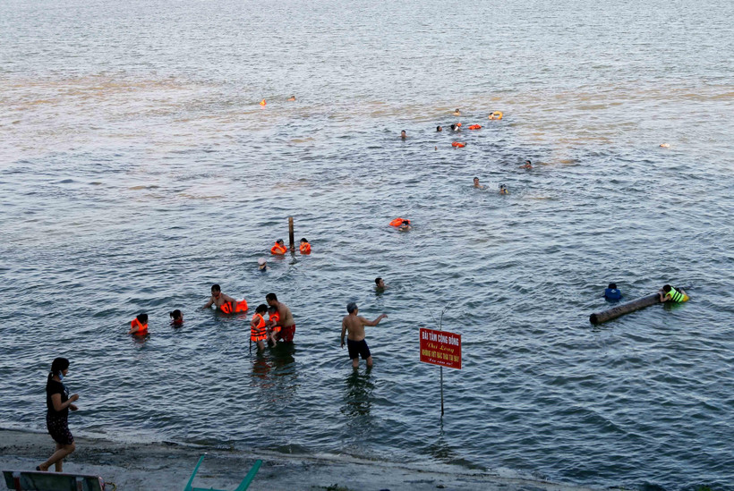 Bãi tắm tự phát hạ nguồn sông Lam đoạn qua địa bàn phường Bến Thủy, thành phố Vinh (Nghệ An) trở thành nơi tắm mát, giải nhiệt cho người dân thành phố Vinh. (Ảnh: Tá Chuyên/TTXVN)