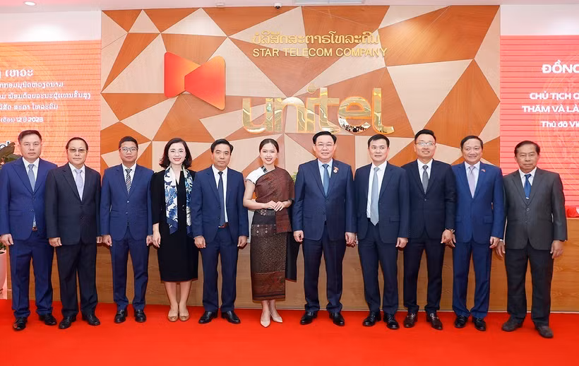 Chủ tịch Quốc hội Vương Đình Huệ với lãnh đạo Công ty Star Telecom (Unitel). (Ảnh: Doãn Tấn/TTXVN)
