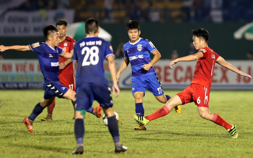 Một tình huống tranh chấp bóng của cầu thủ hai đội. (Ảnh: Hải Âu/TTXVN)