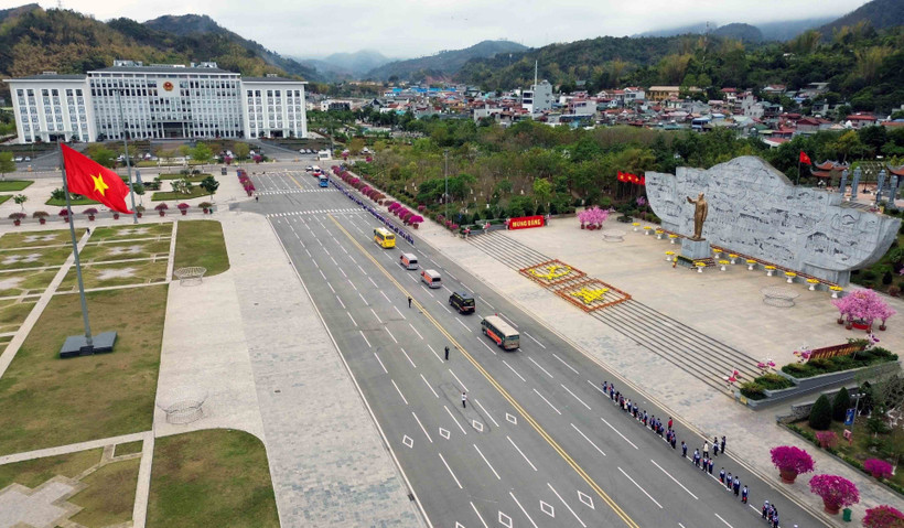 Đoàn xe đưa thanh niên trúng tuyển nghĩa vụ Quân sự và Công an Nhân dân năm 2024 của thành phố Sơn La lên đường nhập ngũ, sáng 27/2/2024. (Ảnh: Quang Quyết/TTXVN)