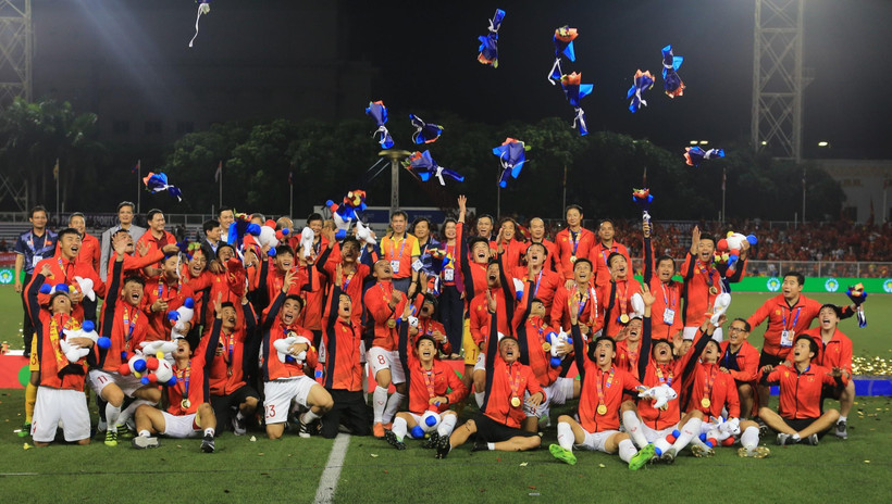 Đội U22 Việt Nam nhận chiếc huy chương Vàng lịch sử môn bóng đá nam tại SEA Games. (Ảnh: Hoàng Linh/TTXVN)