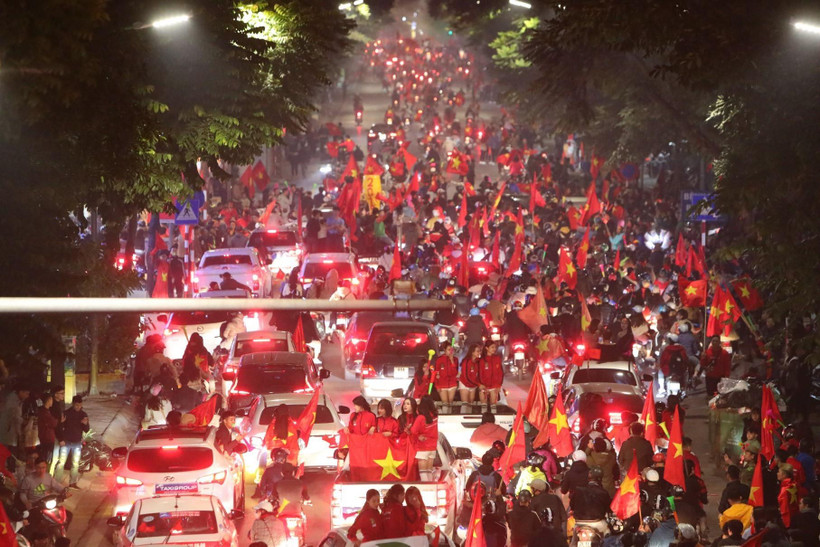 Hàng nghìn cổ động viên Việt Nam đổ ra đường ăn mừng chiến thắng của U22 Việt Nam tại Phố Huế, Hà Nội. (Ảnh: Thành Đạt/TTXVN)