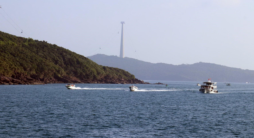 Du thuyền và ca nô phục vụ khách du lịch khi đến với Phú Quốc. (Ảnh: Lê Huy Hải/TTXVN)