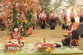 Nghi lễ cầu may mắn tại Lễ hội Hết Chá. (Ảnh: Nguyễn Cường/TTXVN).