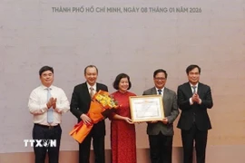 Công ty TNHH Đường sách Thành phố Hồ Chí Minh nhận Bằng khen của Ban Tuyên giáo và Dân vận Trung ương vì đã có thành tích xuất sắc trong công tác tuyên truyền, đóng góp cho sự nghiệp phát triển xuất bản và văn hóa đọc. (Ảnh: Thu Hương/TTXVN)