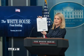 Thư ký báo chí Nhà Trắng Karoline Leavitt công bố nội dung bức thư của Tổng thống Mỹ Donald Trump gửi Giám đốc điều hành (CEO) của 17 tập đoàn dược phẩm, tại cuộc họp báo ở Washington, D.C., ngày 31/7/2025. (Ảnh: THX/TTXVN)