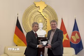 Đại sứ Việt Nam Nguyễn Đắc Thành làm việc Chủ tịch Đảng Cộng sản Đức, ông Patrik Köbele. (Ảnh: Thùy Linh/TTXVN)