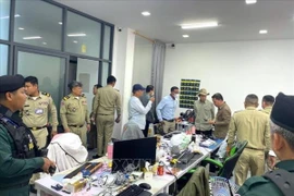 Trong cao điểm chiến dịch, chính quyền Đô thành Phnom Penh phối hợp cùng các cơ quan hữu quan triệt phá nhiều địa điểm được sử dụng làm trung tâm lừa đảo trực tuyến tại các quận trung tâm thủ đô Phnom Penh, bắt giữ hàng trăm nghi phạm, tịch thu nhiều vật chứng. (Ảnh: AKP/TTXVN phát)