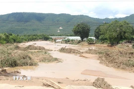 Nước lũ do vỡ hồ chứa từ trên núi ập xuống gây nhiều thiệt hại cho người dân khu vực thôn 2, xã Tuy Phong. (Ảnh: Nguyễn Thanh/TTXVN)