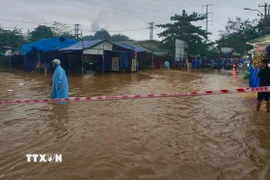 Nhiều tuyến đường bị ngập cục bộ gây ách tắc giao thông tại Đà Nẵng. (Ảnh: TTXVN phát)