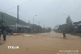 Một số tuyến đường của xã A Lưới 3 bị ngập, nước chảy siết do mưa lớn. (Ảnh: TTXVN phát)