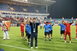 Tuyển Việt Nam giành vé vào bán kết, vì sao ông Kim Sang-sik vẫn không vui?