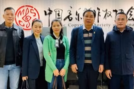 Tổng Giám đốc Trung tâm Bảo vệ Quyền tác giả Âm nhạc Việt Nam Đinh Trung Cẩn (thứ hai từ phải sang) tại cuộc họp của Liên minh Quốc tế các Hiệp hội những Nhà Soạn nhạc và Lời, tổ chức tại Bắc Kinh, Trung Quốc, tháng 10/2025. (Ảnh: Báo Nhân dân)