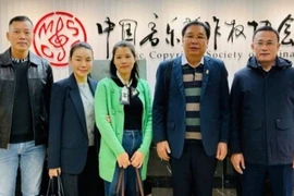 Tổng Giám đốc Trung tâm Bảo vệ Quyền tác giả Âm nhạc Việt Nam Đinh Trung Cẩn (thứ hai từ phải sang) tại cuộc họp của Liên minh Quốc tế các Hiệp hội những Nhà Soạn nhạc và Lời, tổ chức tại Bắc Kinh, Trung Quốc, tháng 10/2025. (Ảnh: Báo Nhân dân)