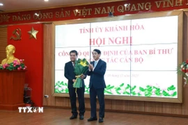 Bí thư Tỉnh ủy Khánh Hòa Nghiêm Xuân Thành tặng hoa chúc mừng tân Phó Bí thư Tỉnh ủy Khánh Hòa Trần Phong. (Ảnh: Xuân Triệu/TTXVN)