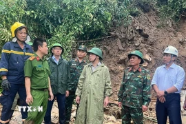 Lãnh đạo tỉnh Khánh Hòa nghe lực lượng cứu hộ, cứu nạn thông tin về việc tìm kiếm nạn nhân. (Ảnh: Phan Sáu/TTXVN)