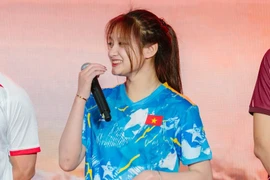 Hot girl U20 Việt Nam bị "truy lùng" danh tính khi đứng kế Hoàng Đức - Văn Thanh