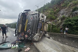 Hiện trường vụ lật xe. (Ảnh: Phan Sáu/TTXVN)