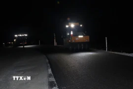 Hơn 2 giờ sáng trên công trường cao tốc Cần Thơ-Cà Mau vẫn sáng đèn của các trang thiết bị thi công. (Ảnh: Tuấn Phi/TTXVN)