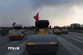 Các nhà thầu tập trung máy móc để thi công xuyên đêm tại công trường cao tốc Cần Thơ-Cà Mau. (Ảnh: Tuấn Phi/TTXVN)