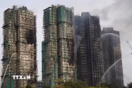 Hiện trường vụ cháy chung cư ở Tai Po, Hong Kong. (Ảnh: THX/TTXVN)