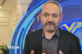 Giáo sư Raphaël Mercier, Giám đốc khoa Sinh học nhiễm sắc thể tại Viện Nghiên cứu Di truyền Cây trồng Max Planck, chia sẻ về “Hạt giống vô tính.” (Ảnh: Thu Phương/TTXVN)