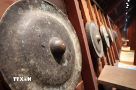 Một bộ cồng chiêng của người Ê Đê được treo ở vị trí trang trọng trong nhà dài truyền thống. (Ảnh: Tuấn Anh/TTXVN)