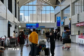 Hành khách tại sân bay quốc tế Dubai, UAE, ngày 7/3/2026. (Ảnh: THX/TTXVN)