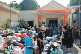 Điểm tiếp nhận hỗ trợ đồng bào miền Trung của “Đội xe 0 đồng Hà Nội” 105 Xuân La, phường Xuân Đỉnh, Hà Nội. (Ảnh: Lê Đông/TTXVN)