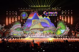 Tiết mục văn nghệ tại lễ khai mạc Carnaval Hạ Long 2025. (Ảnh: TTXVN)