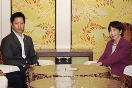 Chủ tịch Đảng Dân chủ Tự do (LDP) cầm quyền Sanae Takaichi (phải) và người đứng đầu Đảng Đổi mới Nhật Bản Hirofumi Yoshimura tham dự một cuộc họp ở Tokyo ngày 15/10. (Ảnh: China Daily)