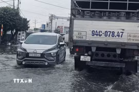 Ngập nặng trên Quốc lộ 1A đoạn đi qua tỉnh Cà Mau khiến giao thông hết sức khó khăn. (Ảnh: Trung Hiếu/TTXVN)