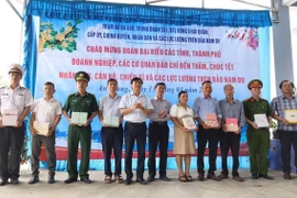 Đại diện đoàn đại biểu tỉnh Tây Ninh trao tặng những phần quà ý nghĩa tới các lực lượng trên đảo Nam Du. (Ảnh: TTXVN phát)
